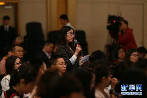 图为北京青年报记者提问。