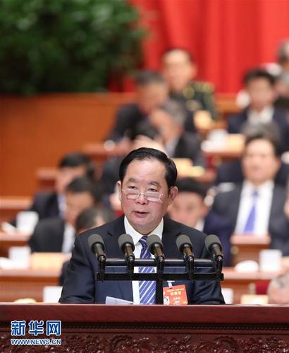 3月9日，全国政协十二届五次会议在北京人民大会堂举行第二次全体会议。这是朱维群委员代表全国政协民族和宗教委员会作《关于自然保护区建设与管理顶层设计的建议》的发言。 　新华社记者 张铎 摄