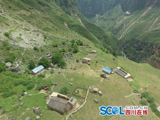 “悬崖村”，位于凉山州昭觉县支尓莫乡，名叫阿土列尔村，海拔1600米。从山底的小学到山顶的村庄的海拔高差将近1000米。