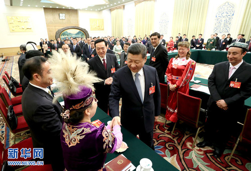 3月10日，中共中央总书记、国家主席、中央军委主席习近平参加十二届全国人大五次会议新疆代表团的审议。这是习近平同代表亲切握手。新华社记者 马占成 摄