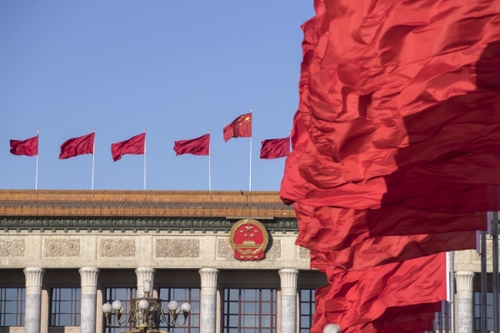 3月12日，十二届全国人大五次会议在北京人民大会堂举行第三次全体会议。这是天安门广场上红旗飘扬。新华社记者 费茂华摄