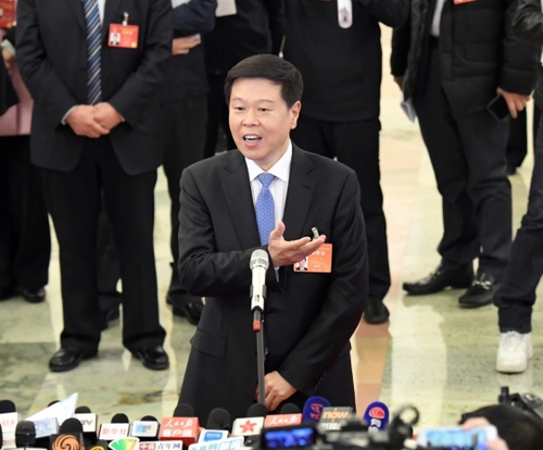 3月12日，十二届全国人大五次会议在北京人民大会堂举行第三次全体会议。这是国家税务总局局长王军接受采访。新华社记者 赵颖全摄