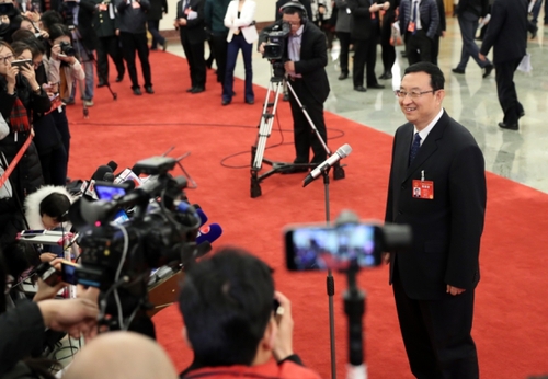 3月12日，十二届全国人大五次会议在北京人民大会堂举行第三次全体会议。这是文化部部长雒树刚接受采访。新华社记者 张玉薇摄
