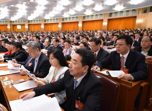 3月12日，十二届全国人大五次会议在北京人民大会堂举行第三次全体会议。这是代表们认真听会。新华社记者 杨宗友摄。