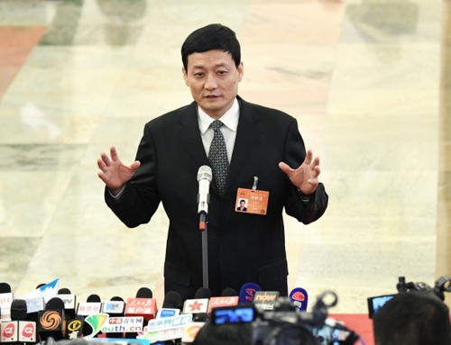 3月12日，十二届全国人大五次会议在北京人民大会堂举行第三次全体会议。这是国务院国有资产监督管理委员会主任肖亚庆接受采访。新华社记者 赵颖全摄。