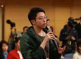 北京青年报记者提问校园“毒跑道”事件