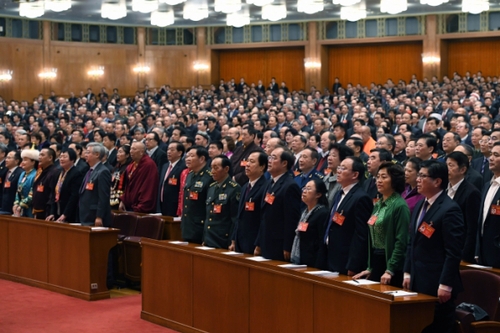 3月13日，全国政协十二届五次会议在北京人民大会堂举行闭幕会。这是委员们高唱国歌。