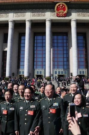 3月13日，全国政协十二届五次会议在北京人民大会堂举行闭幕会。这是闭幕会结束后，全国政协委员在人民大会堂外留影。