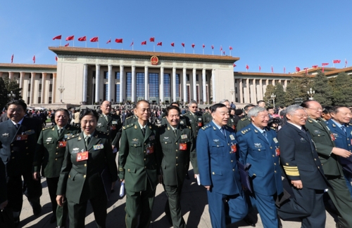 3月13日，全国政协十二届五次会议在北京人民大会堂举行闭幕会。这是闭幕会结束后，委员们走出人民大会堂。