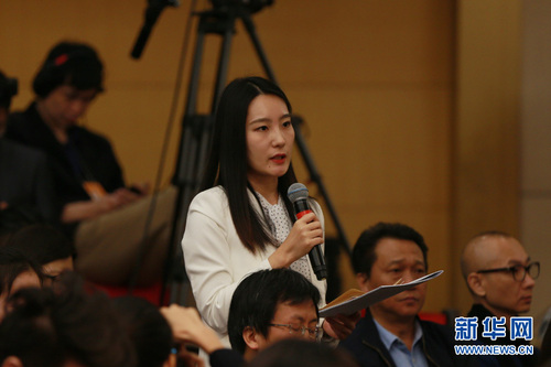 图为广西人民广播电台记者提问。