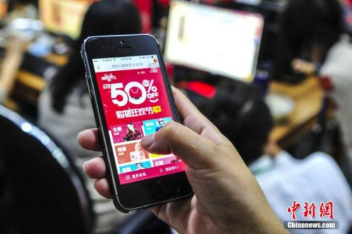 资料图：一位消费者正在用手机浏览购物网站。<a target='_blank' href='http://www.chinanews.com/'>中新社</a>发 陈骥旻 摄 