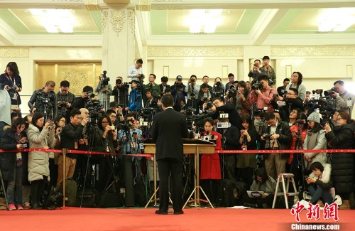 3月12日，十二届全国人大五次会议在北京人民大会堂举行第三次全体会议，“部长通道”受到众多记者关注。 <a target='_blank' href='http://www.chinanews.com/'>中新社</a>记者 赵隽 摄