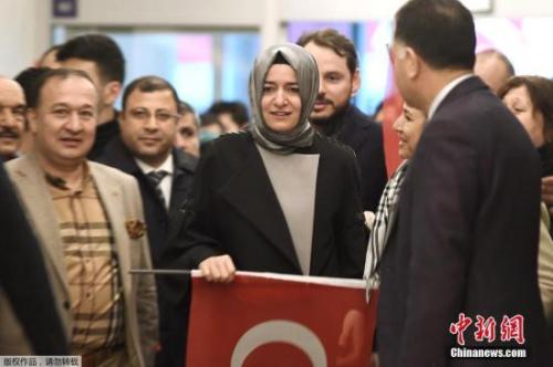 当地时间3月12日，在土耳其伊斯坦布尔，土家庭和社会政策部长卡亚·萨扬(中)抵达阿塔图尔克机场。土耳其家庭和社会政策部长卡亚·萨扬11日晚试图前往土驻荷兰鹿特丹领事馆，但受到荷兰方面阻拦。