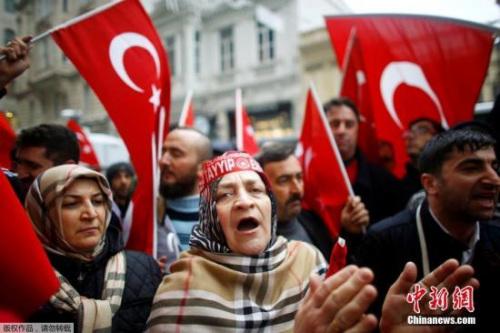 当地时间3月12日，在荷兰驻伊斯坦布尔领事馆举行的抗议活动中，人们高呼口号。