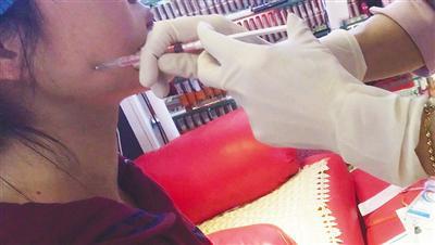 3月10日，崇文门搜秀三楼美甲区一美甲店，自称为“医生”的刘某正在为一女士打瘦脸针。