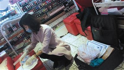 3月10日，在搜秀一美甲店，刘某做注射准备，边上是其随身携带的拉杆箱，里面则是药品和注射用具。