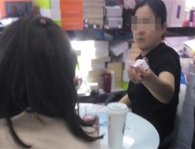 3月7日，美博汇一家卖美容产品的店，店主拿出“粉毒”展示。