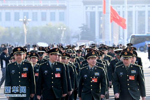 3月15日，第十二届全国人民代表大会第五次会议在北京人民大会堂举行闭幕会。这是解放军代表抵达天安门广场。 新华社记者吴晓凌摄