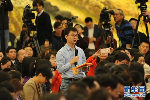 图为深圳特区报记者提问。