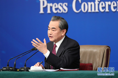 图为外交部部长王毅回答中外记者提问。