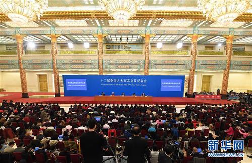 　　3月15日，国务院总理李克强在北京人民大会堂与中外记者见面，并回答记者提问。 新华社记者 陈晔华 摄
