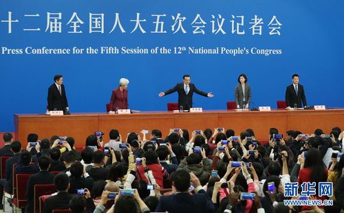 3月15日，国务院总理李克强在北京人民大会堂与中外记者见面，并回答记者提问。 新华社记者 谢环驰 摄