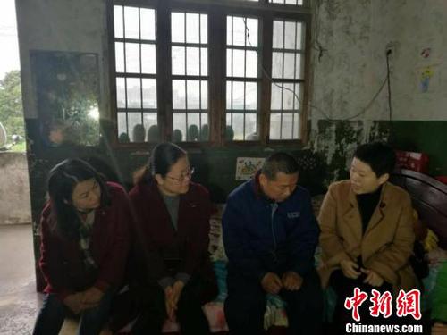 常州的三位女企业家慰问刘文军的父亲。　唐娟 摄