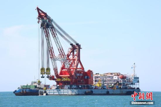 资料图：上海打捞局“大力号”作为“世越号”打捞工程第一阶段工作母船在沉船上方进行作业。 <a target='_blank' href='http://www.chinanews.com/'>中新社</a>记者 申海 摄