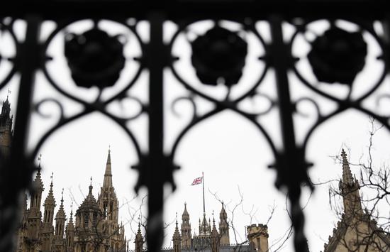 3月14日，在英国伦敦，英国国旗飘扬在议会大厦楼顶。（新华社记者韩岩摄）