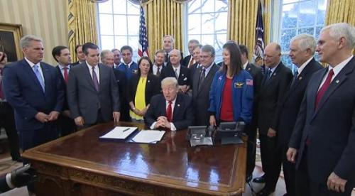 当地时间3月21日，美国总统特朗普在白宫签署法案。