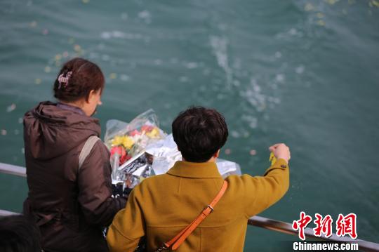 3月22日，辽宁举行海葬公祭活动，193位家属来到大连海域，向海面撒下鲜花寄托对亲人的思念之情。“生态葬”目前已渐入人心。　朱明宇　摄
