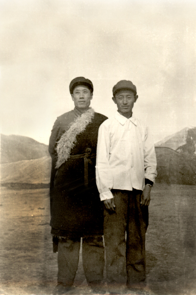 1965年西藏那曲县那曲草原上，霍钟权与那曲县门堆乡牧民顿珠合影。（图片由霍老提供）