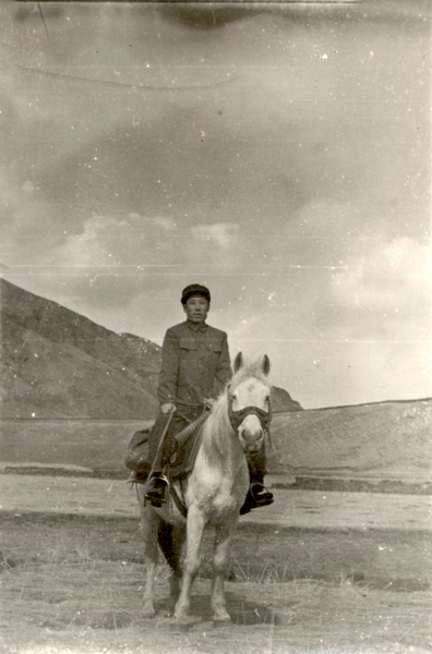 1965年霍钟权在西藏那曲县那曲草原工作时骑马下基层调研。（图片由霍老提供）