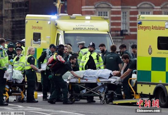 当地时间3月22日下午，英国议会大厦外发生一起袭击事件。图为伤者被送往医院。
