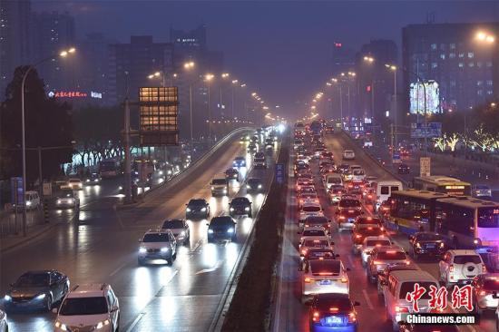 12月15日，北京发布今年首个空气重污染红色预警——今日20时，本市启动空气重污染红色预警。本市提前约30个小时发布红色预警，各相关单位提前做好准备，应对空气重污染。图为12月16日傍晚，北京东三环国贸桥雾霾笼罩。<a target='_blank' href='http://www.chinanews.com/' >中新网</a>记者 金硕 摄