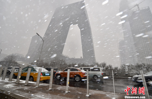 2月21日，北京多个地区迎来降雪天气，预计降雪过程将持续至半夜。“春雪”如约而至，整个城市一派银装素裹的景象。图为雪中的央视大楼。<a target='_blank' href='http://www.chinanews.com/' >中新网</a>记者 金硕 摄