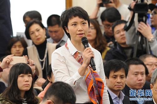 　3月2日，全国政协十二届五次会议新闻发布会在人民大会堂一层新闻发布厅举行。图为新华社记者提问。
