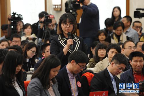 　3月2日，全国政协十二届五次会议新闻发布会在人民大会堂一层新闻发布厅举行。图为中国日报社记者提问。