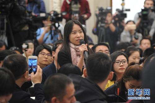 　　3月2日，全国政协十二届五次会议新闻发布会在人民大会堂一层新闻发布厅举行。图为香港商报记者提问。