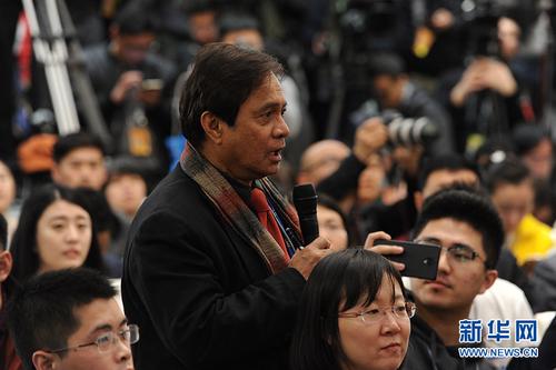 　　3月2日，全国政协十二届五次会议新闻发布会在北京人民大会堂举行，大会新闻发言人王国庆介绍会议有关情况并回答中外记者提问。图为美国全国广播公司记者提问。