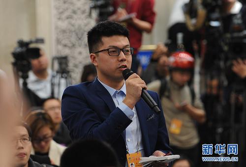 　　　　3月2日，全国政协十二届五次会议新闻发布会在北京人民大会堂举行，大会新闻发言人王国庆介绍会议有关情况并回答中外记者提问。图为南方都市报记者提问。