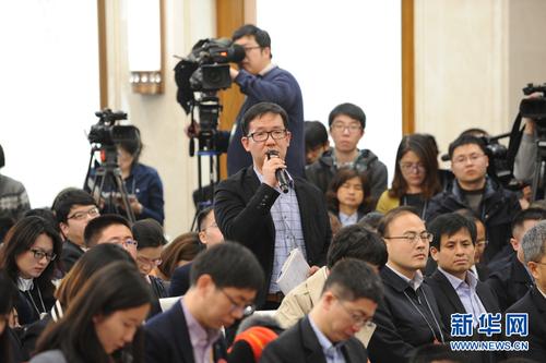 3月2日，全国政协十二届五次会议新闻发布会在人民大会堂一层新闻发布厅举行。图为香港大公文汇传媒集团记者提问。