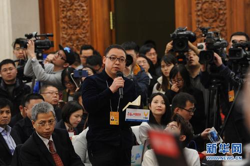 3月2日，全国政协十二届五次会议新闻发布会在人民大会堂一层新闻发布厅举行。图为中国网记者提问。