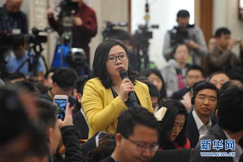 3月2日，全国政协十二届五次会议新闻发布会在人民大会堂一层新闻发布厅举行。图为团结报记者提问。