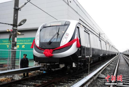 9月29日，由中国北车长客公司制造，将服务于巴西里约热内卢2016年奥运会的首列地铁车在长春下线。列车为A型不锈钢车体，采用6辆编组，最高设计速度为每小时100公里。这也是中国轨道交通装备首次在境外服务奥运会。<a target='_blank' href='http://www.chinanews.com/'>中新社</a>发 张瑶 摄