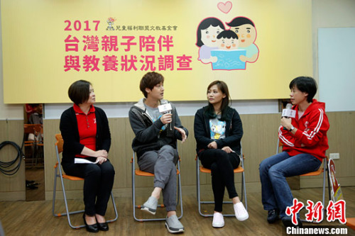 主办方邀请年轻父母（左二、左三）分享陪伴孩子的经验。<a target='_blank' href='http://www.chinanews.com/'>中新社</a>记者 陈小愿 摄
