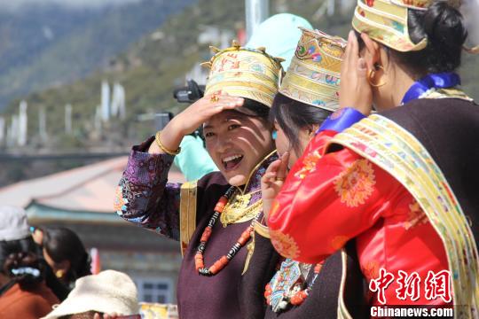 图为27日，西藏林芝市巴宜区八一镇杰布才村村民观看本村为纪念西藏百万农奴解放58周年举行的表演。　刘荫 摄