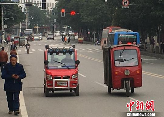 营山县城满街跑的的电动三四轮车。　刘忠俊 摄