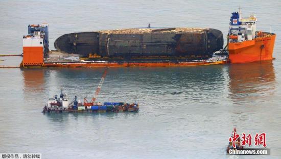 据韩联社报道，韩国海洋水产部(简称“海水部”)3月26日消息，为将“世越”号沉船运至木浦新港，打捞组正加速进行排水和除油工作。