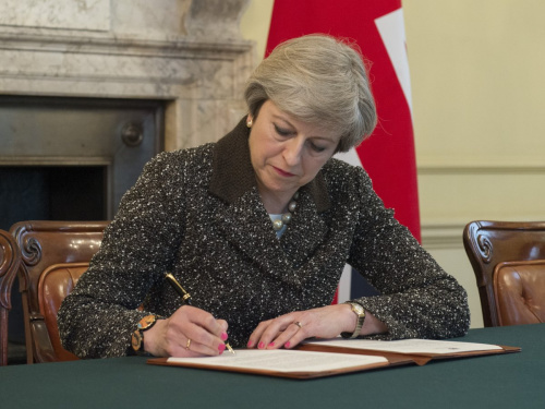 英国首相特蕾莎·梅正式签署“脱欧”信件。（图片来源：英国首相府官方社交网络账号）